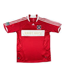 VBYC adidas Chicago Fire Fußballtrikot in Rot mit weißen Streifen, Vereinswappen und Best Buy Sponsorenlogo