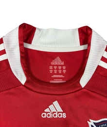 VBYC adidas Chicago Fire Fußballtrikot in Rot mit weißem Kragen und gesticktem Logo im Detail