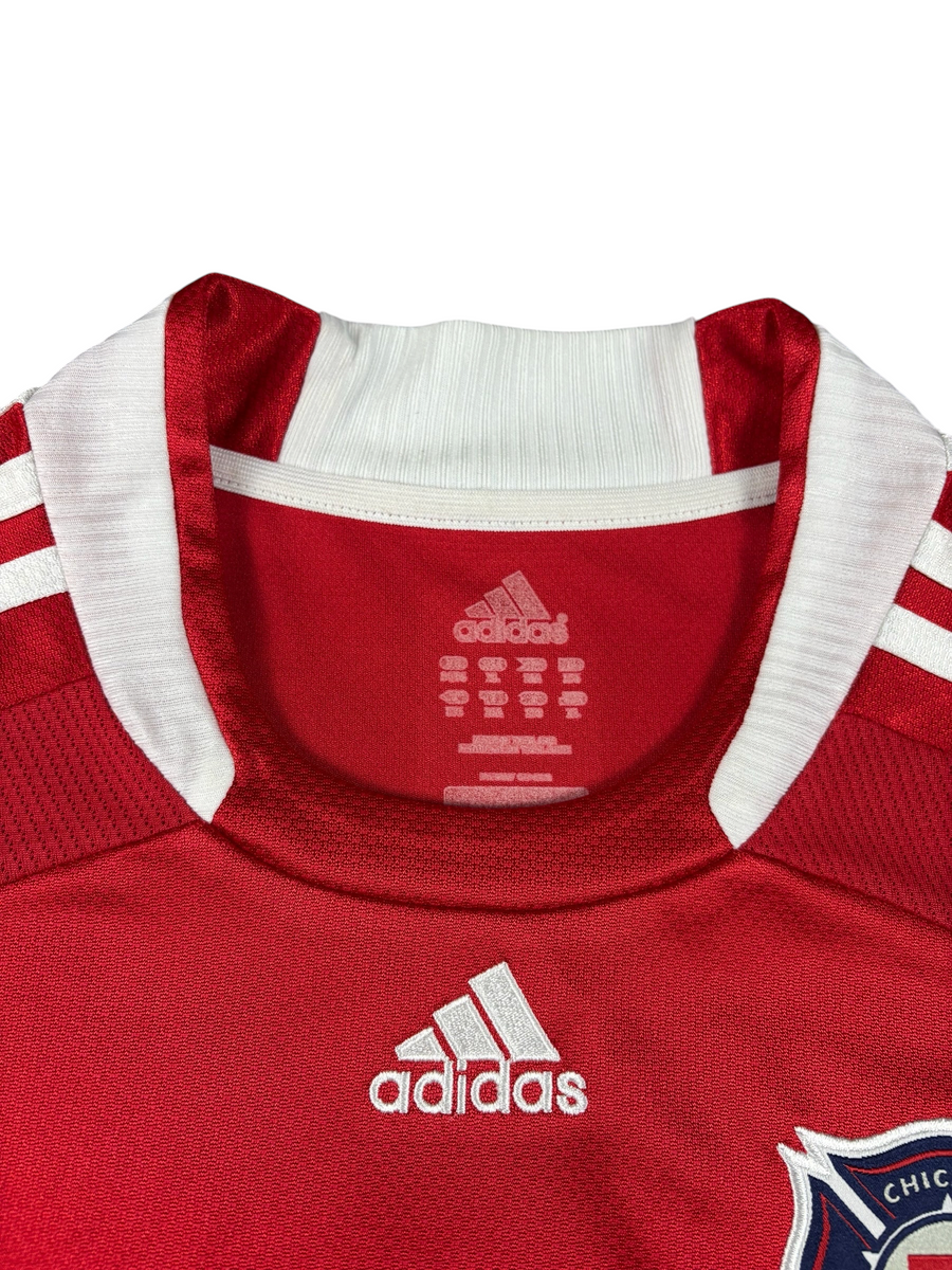 VBYC adidas Chicago Fire Fußballtrikot in Rot mit weißem Kragen und gesticktem Logo im Detail