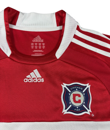 VBYC adidas Chicago Fire Fußballtrikot in Rot mit weißem Kragen, Vereinswappen und ikonischen drei Streifen