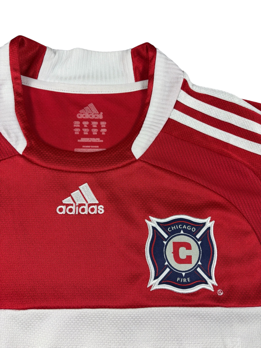 VBYC adidas Chicago Fire Fußballtrikot in Rot mit weißem Kragen, Vereinswappen und ikonischen drei Streifen