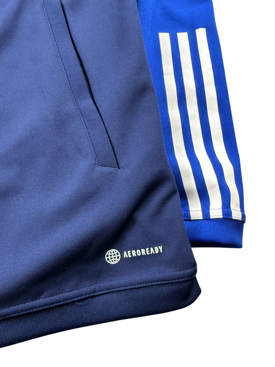 VBYC adidas Italien Trainingsjacke in Dunkelblau mit blauen Ärmeln, weißen Streifen und AEROREADY-Technologie