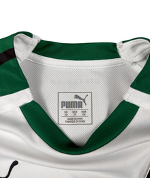 VBYC Borussia Mönchengladbach PUMA Heimtrikot Kragenbereich mit weißem Funktionsstoff und grünem Rundhalsausschnitt