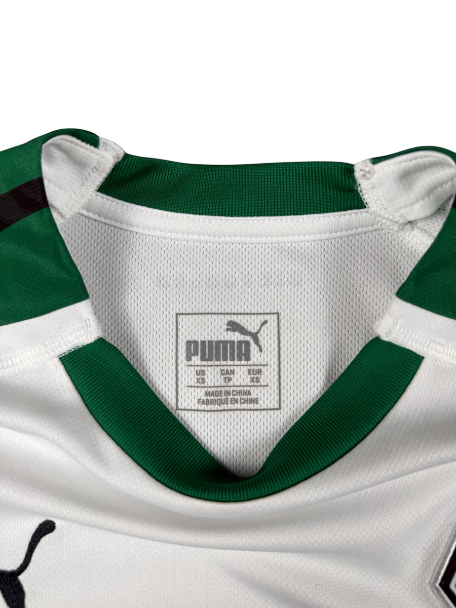 VBYC Borussia Mönchengladbach PUMA Heimtrikot Kragenbereich mit weißem Funktionsstoff und grünem Rundhalsausschnitt