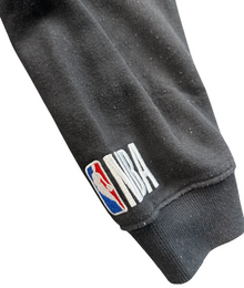 VBYC Brooklyn Nets Sweatshirt Ärmel mit gesticktem NBA Logo und geripptem Bündchen in Schwarz