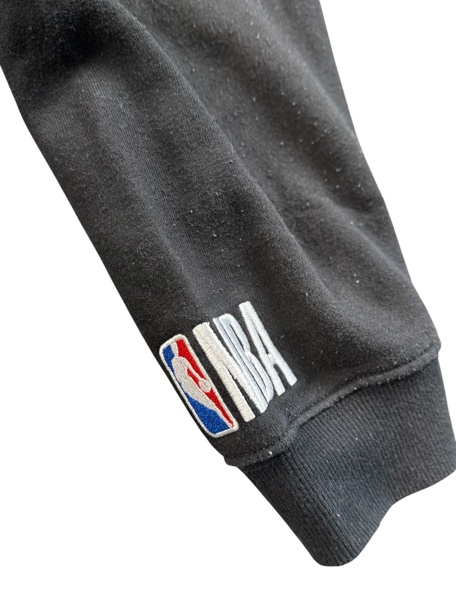 VBYC Brooklyn Nets Sweatshirt Ärmel mit gesticktem NBA Logo und geripptem Bündchen in Schwarz