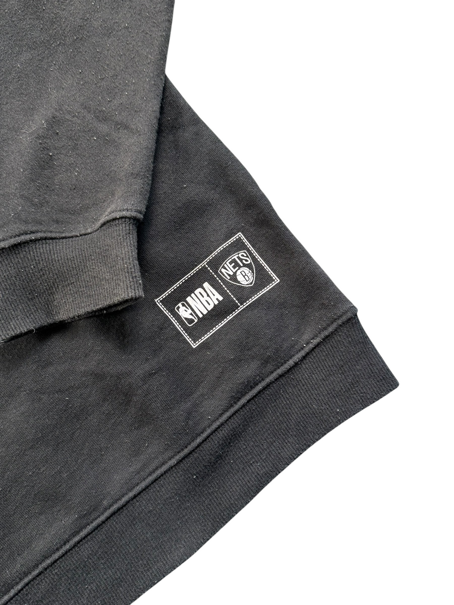 VBYC Brooklyn Nets Sweatshirt in Schwarz mit aufgenähtem NBA- und Team-Logo-Patch am Saum