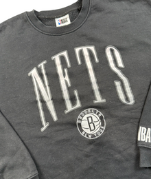VBYC Brooklyn Nets NBA Sweatshirt in Schwarz mit weißem Nets-Schriftzug und Team-Logo auf der Brust