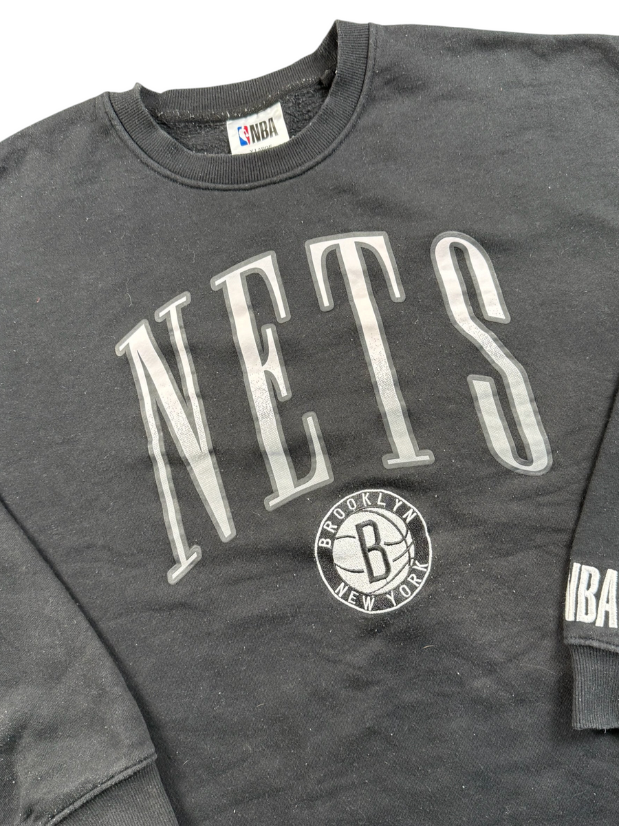 VBYC Brooklyn Nets NBA Sweatshirt in Schwarz mit weißem Nets-Schriftzug und Team-Logo auf der Brust
