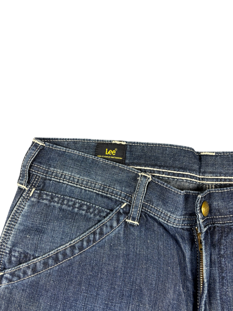 VBYC Lee Denim Shorts in klassischem Blau mit markanten Nähten und Label-Detail am Bund