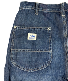 VBYC Lee Denim Shorts in Dunkelblau mit markanten Nähten und ikonischem Markenlabel auf der Gesäßtasche