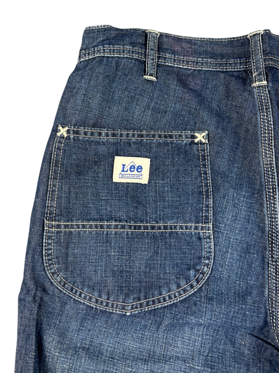 VBYC Lee Denim Shorts in Dunkelblau mit markanten Nähten und ikonischem Markenlabel auf der Gesäßtasche