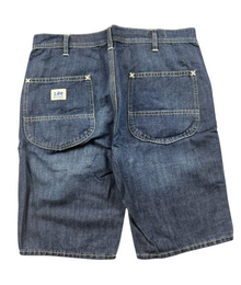 VBYC Lee klassische Denim-Shorts in Dunkelblau mit Gesäßtaschen und ikonischem Markenlabel auf beigem Hintergrund