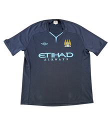 VBYC Manchester City Fußball Trikot von Umbro in Dunkelblau mit hellblauen Akzenten und Vereinswappen