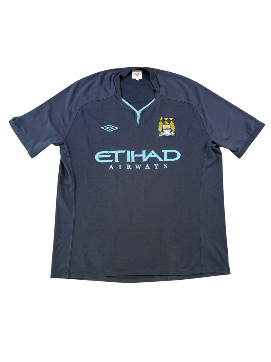 VBYC Manchester City Fußball Trikot von Umbro in Dunkelblau mit hellblauen Akzenten und Vereinswappen