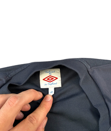 VBYC Manchester City Umbro Trikot in Dunkelblau mit Tailored by Umbro Label im Nackenbereich