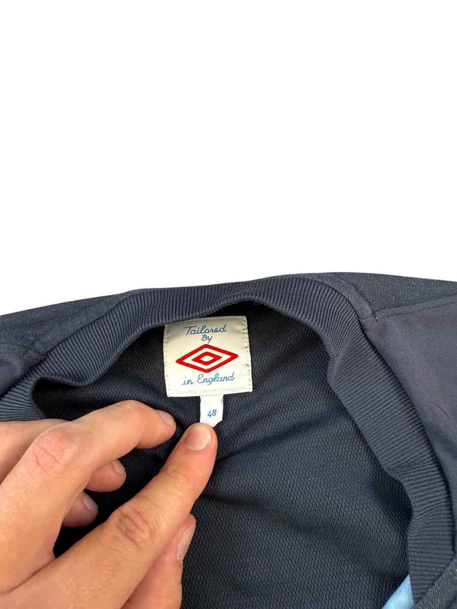 VBYC Manchester City Umbro Trikot in Dunkelblau mit Tailored by Umbro Label im Nackenbereich