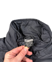 VBYC Nike Übergangsjacke in Schwarz mit Stehkragen und eingenähtem Größenetikett am Kragen