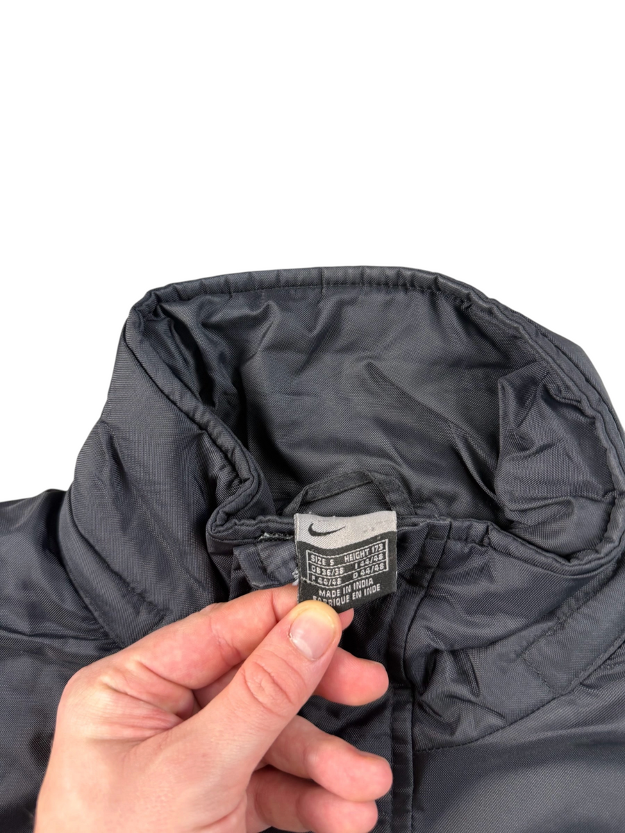 VBYC Nike Übergangsjacke in Schwarz mit Stehkragen und eingenähtem Größenetikett am Kragen