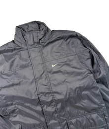 VBYC Nike schwarze Übergangsjacke mit Stehkragen und gesticktem Logo auf der Brust