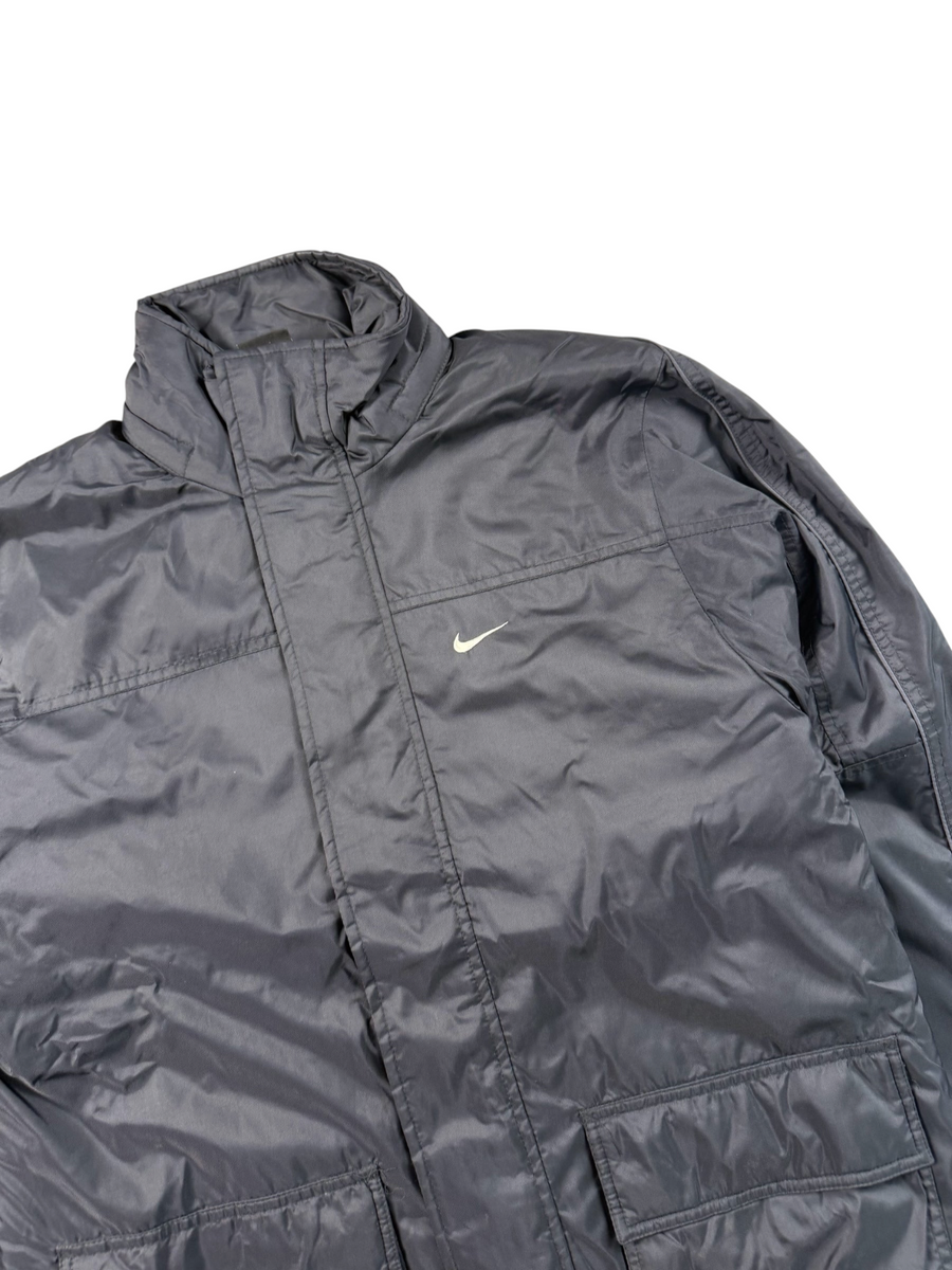 VBYC Nike schwarze Übergangsjacke mit Stehkragen und gesticktem Logo auf der Brust