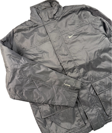 VBYC Nike Übergangsjacke in Schwarz mit Stehkragen, gesticktem Logo und zwei Fronttaschen für den Alltag