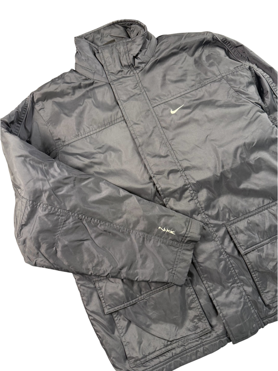 VBYC Nike Übergangsjacke in Schwarz mit Stehkragen, gesticktem Logo und zwei Fronttaschen für den Alltag
