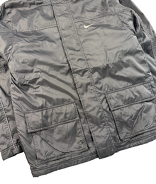 VBYC Nike Übergangsjacke in Schwarz mit Stehkragen, Fronttaschen und gesticktem Logo für Herren