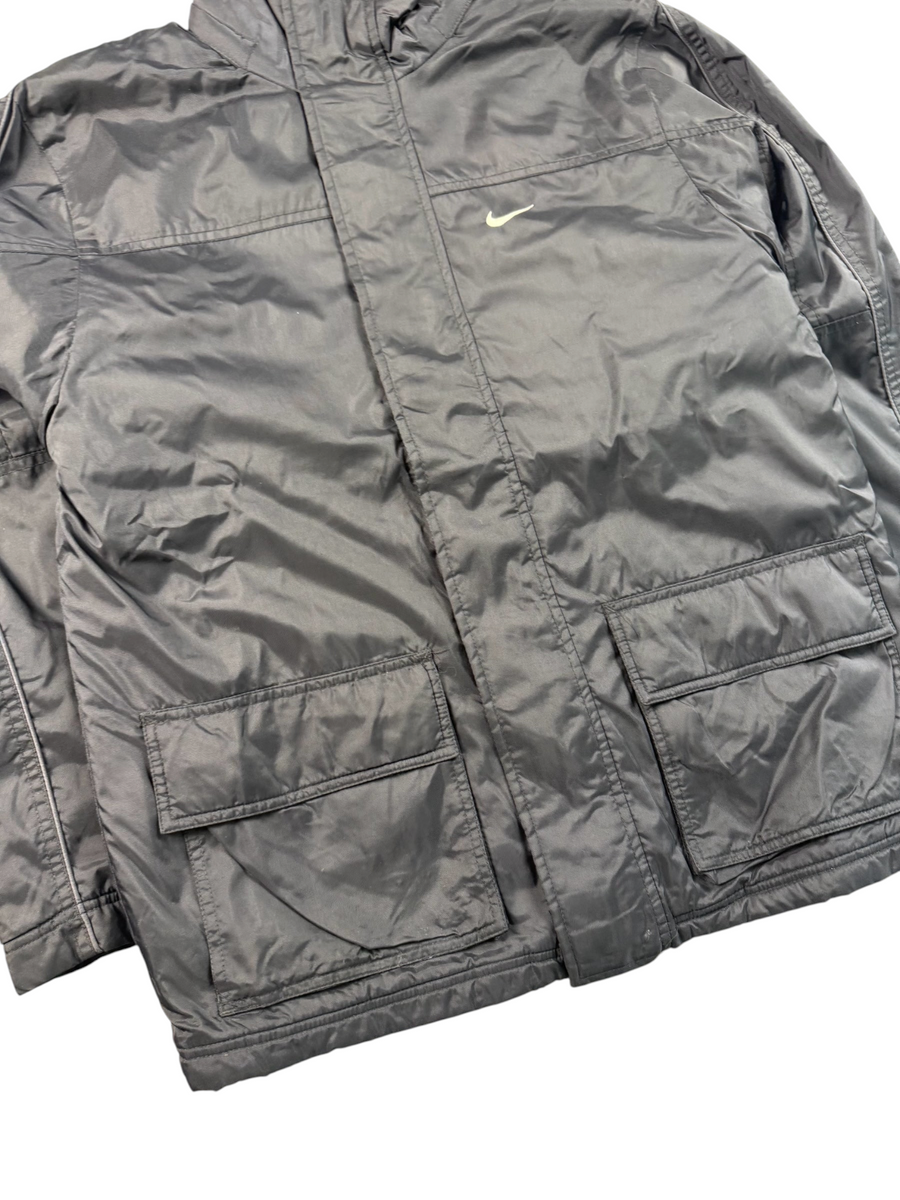 VBYC Nike Übergangsjacke in Schwarz mit Stehkragen, Fronttaschen und gesticktem Logo für Herren