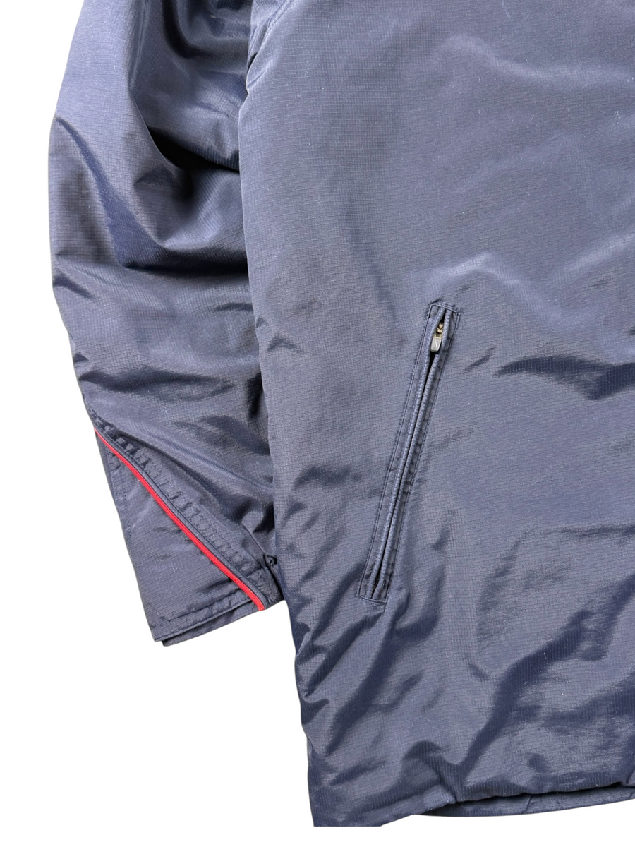 VBYC Nike Windbreaker in Dunkelblau mit Ripstop-Struktur, Reißverschlusstasche und roten Akzenten am Ärmel