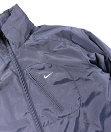 VBYC Nike Windbreaker in Dunkelblau mit Ripstop-Struktur, Stehkragen und weißem Logo auf der Brust