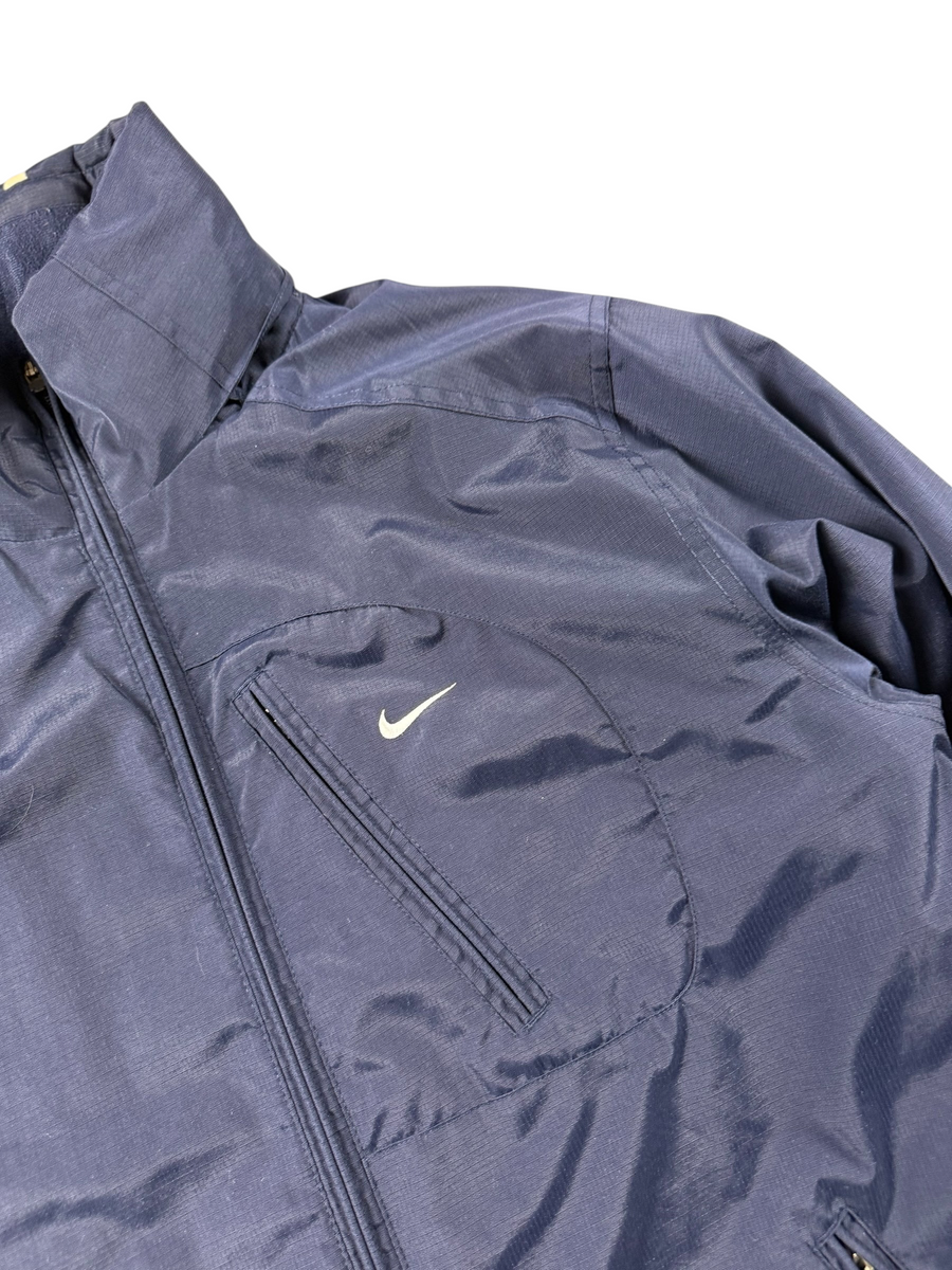 VBYC Nike Windbreaker in Dunkelblau mit Ripstop-Struktur, Stehkragen und weißem Logo auf der Brust