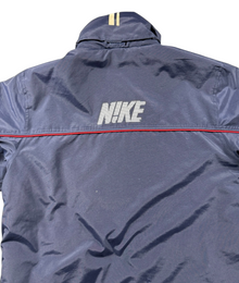 VBYC Nike Windbreaker in Dunkelblau mit rotem Streifen und weißem Nike-Schriftzug auf der Rückseite