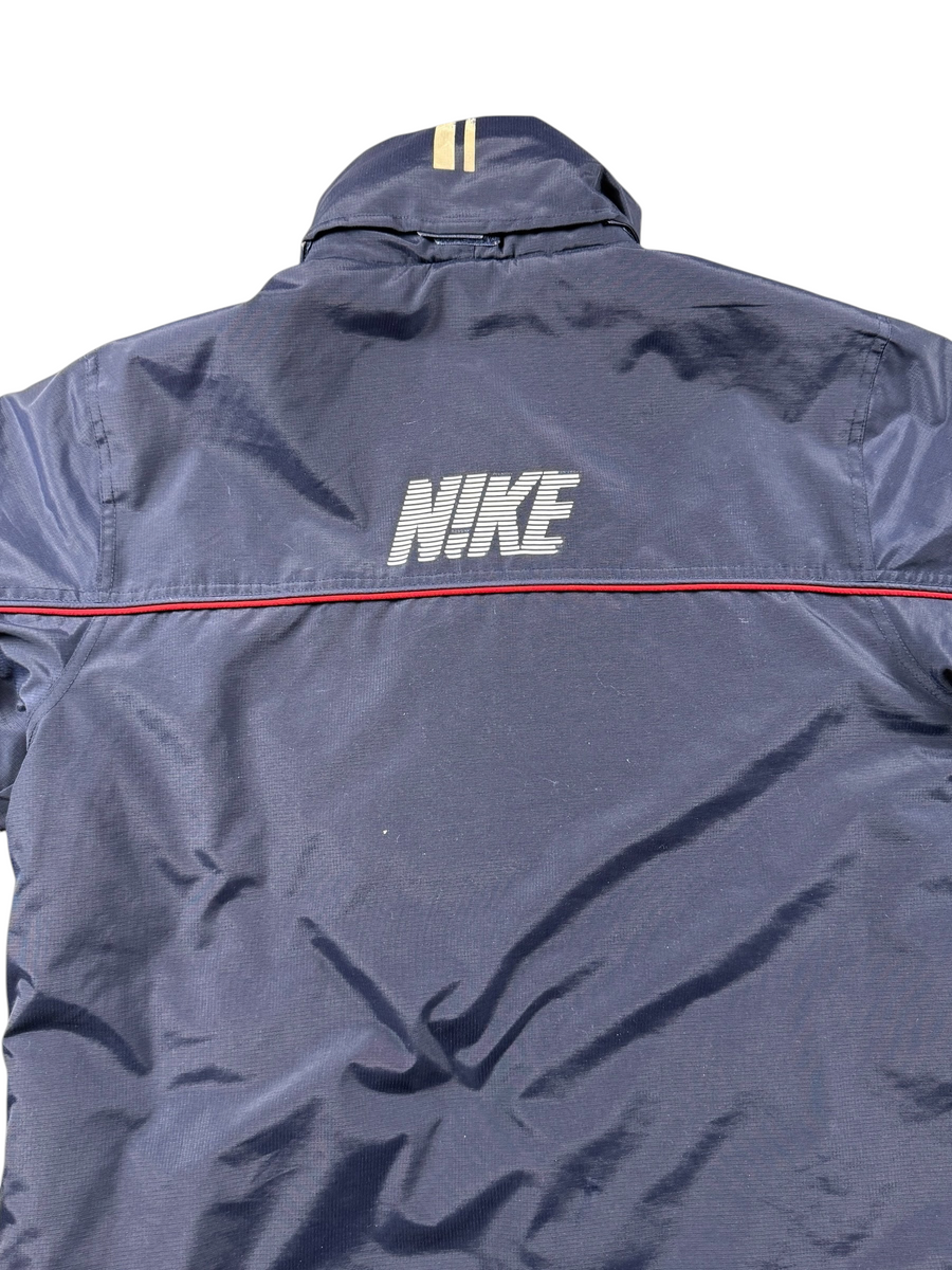 VBYC Nike Windbreaker in Dunkelblau mit rotem Streifen und weißem Nike-Schriftzug auf der Rückseite